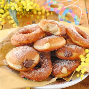 questa immagine rappresenta bomboloni vegani alla crema ricetta di pasticciandoconlafranca