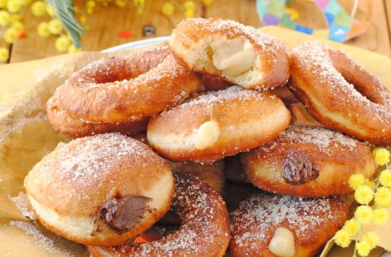 questa immagine rappresenta bomboloni vegani alla crema ricetta di pasticciandoconlafranca