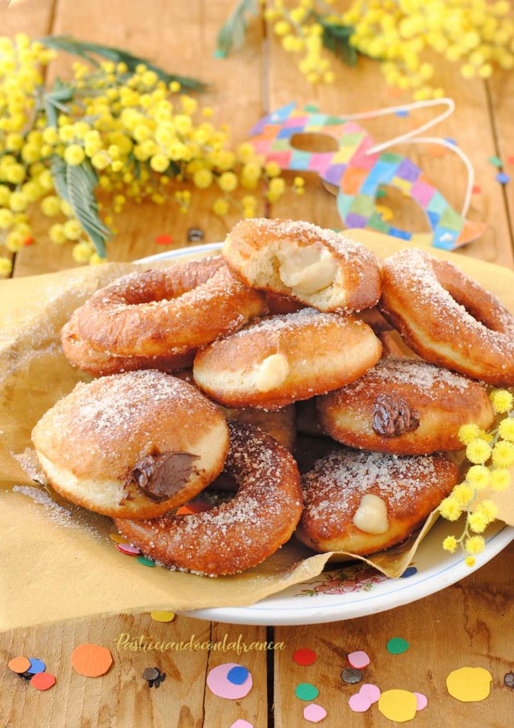 questa immagine rappresenta bomboloni vegani alla crema ricetta di pasticciandoconlafranca