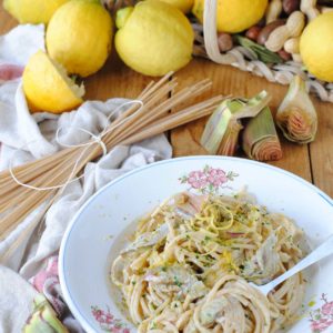 questa immagine rappresenta spaghetti integrali con carciofi e limone ricetta di pasticciandoconlafranca