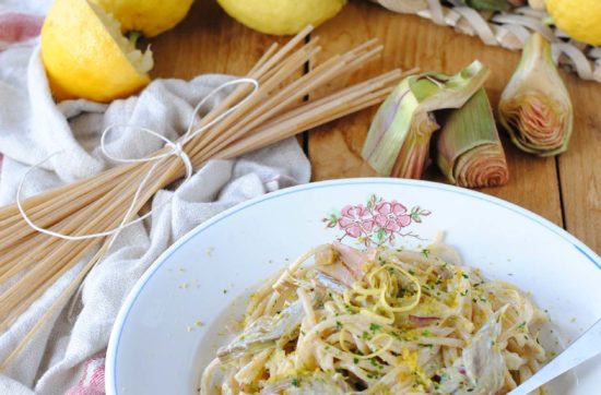 questa immagine rappresenta spaghetti integrali con carciofi e limone ricetta di pasticciandoconlafranca