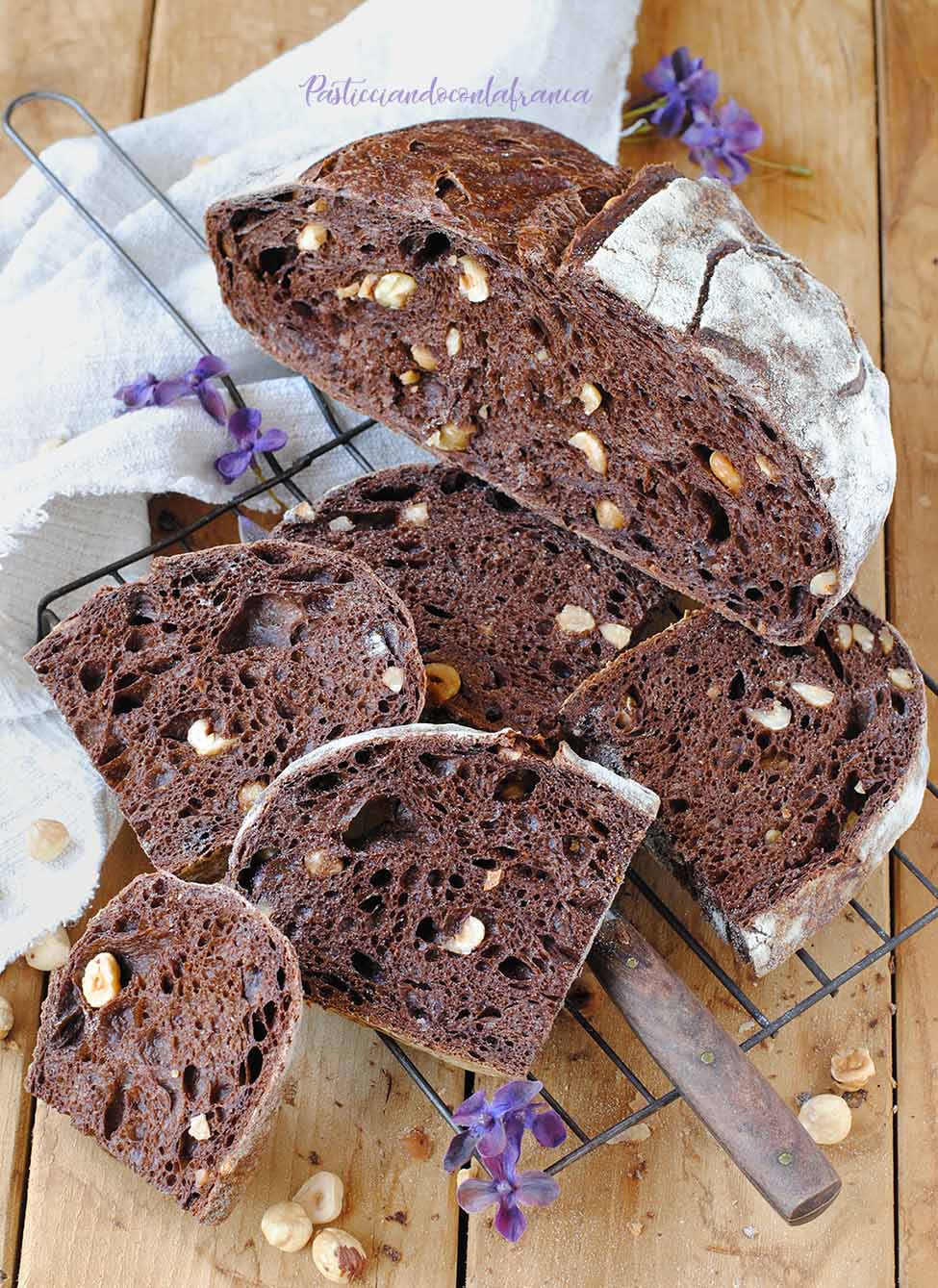 questa immagine rappresenta Il Pane al Cacao e Nocciole