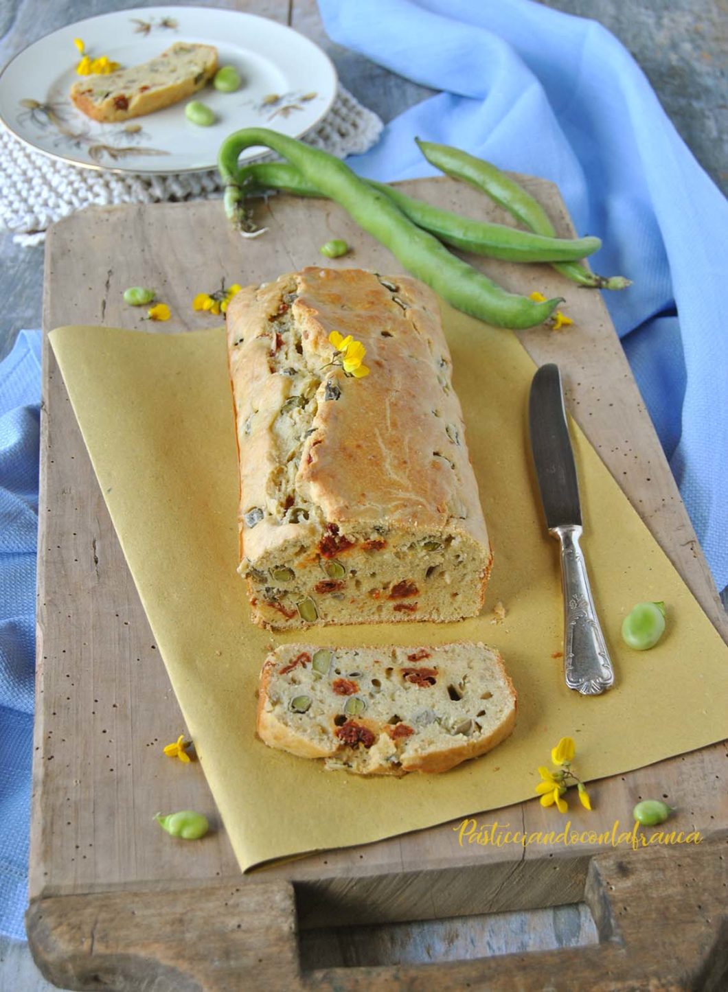 questa immagine rappresenta plumcake salato fave e pomodorini ricetta di pasticciandoconlafranca