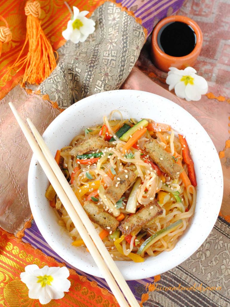 questa immagine rappresenta spaghetti di riso con tofu e verdure ricetta di pasticciandoconlafranca