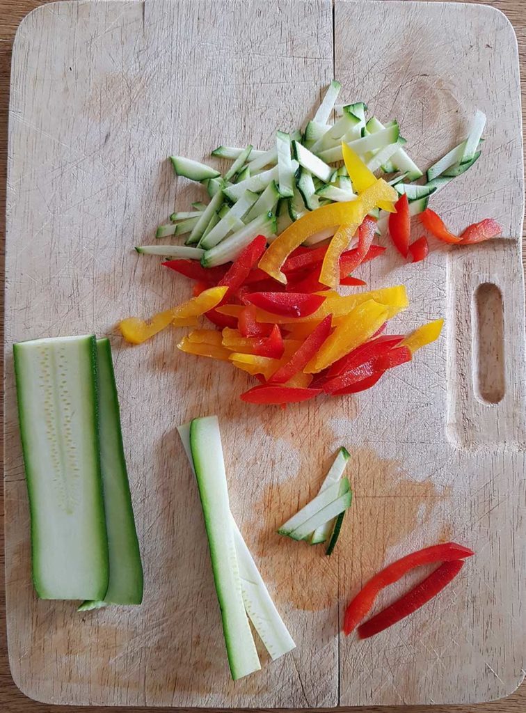 questa immagine rappresenta spaghetti di riso con tofu e verdure ricetta di pasticciandoconlafranca