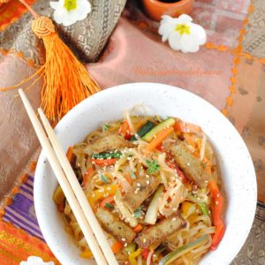 questa immagine rappresenta spaghetti di riso con tofu e verdure ricetta di pasticciandoconlafranca