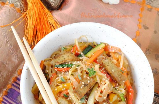 questa immagine rappresenta spaghetti di riso con tofu e verdure ricetta di pasticciandoconlafranca