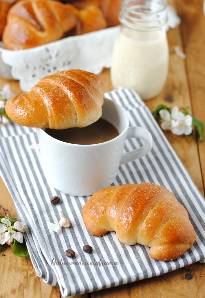 questa immagine rappresenta cornetti vegani fatti in casa ricetta di pasticciandoconlafranca