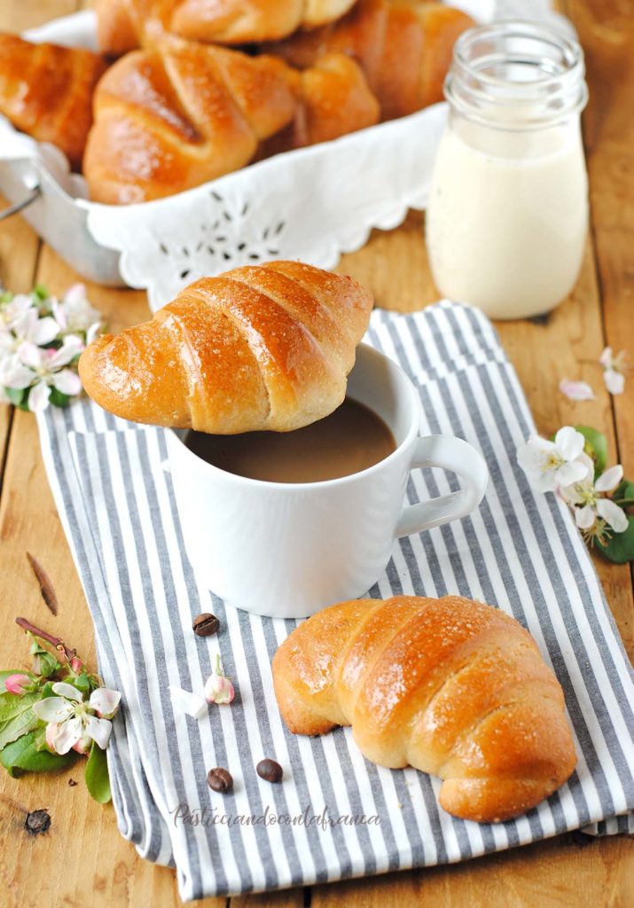 questa immagine rappresenta cornetti vegani fatti in casa ricetta di pasticciandoconlafranca