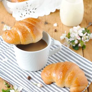 questa immagine rappresenta cornetti vegani fatti in casa ricetta di pasticciandoconlafranca