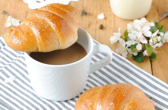 questa immagine rappresenta cornetti vegani fatti in casa ricetta di pasticciandoconlafranca