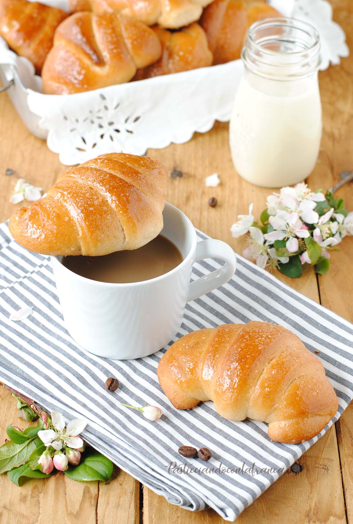 questa immagine rappresenta cornetti vegani fatti in casa ricetta di pasticciandoconlafranca