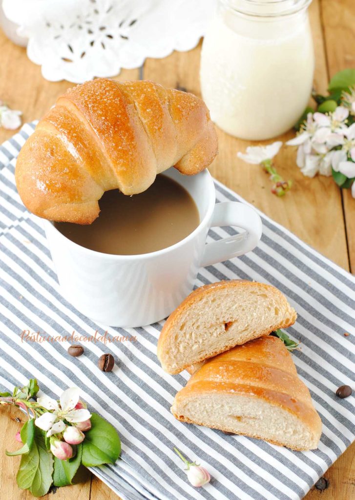 questa immagine rappresenta cornetti vegani fatti in casa ricetta di pasticciandoconlafranca