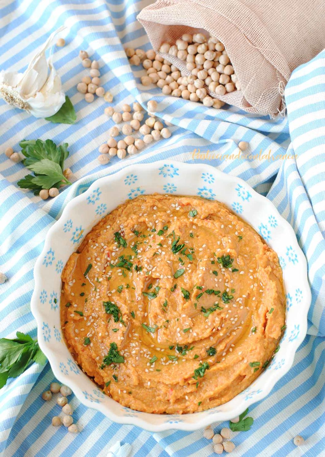 questa immagine rappresenta hummus ai peperoni ricetta di pasticciandoconlafranca