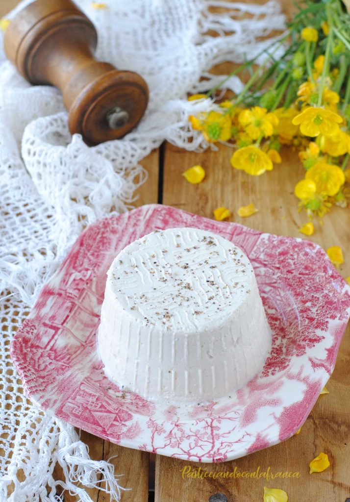 questa immagine rappresenta ricotta vegetale fatta in casa ricetta di pasticciandoconlafranca