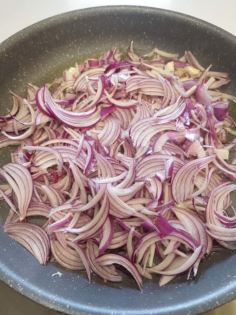 questa immagine rappresenta ziti alla finta genovese ricetta di pasticciandoconlafranca