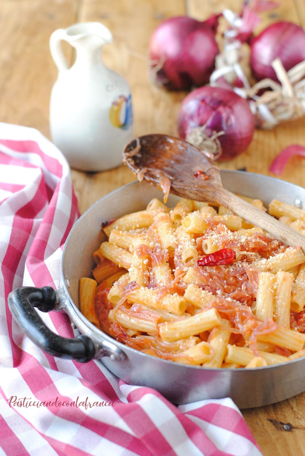 questa immagine rappresenta ziti alla finta genovese ricetta di pasticciandoconlafranca