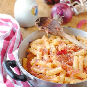 questa immagine rappresenta ziti alla finta genovese ricetta di pasticciandoconlafranca