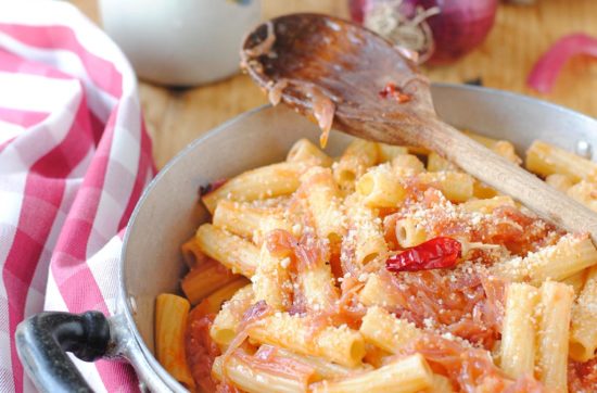 questa immagine rappresenta ziti alla finta genovese ricetta di pasticciandoconlafranca