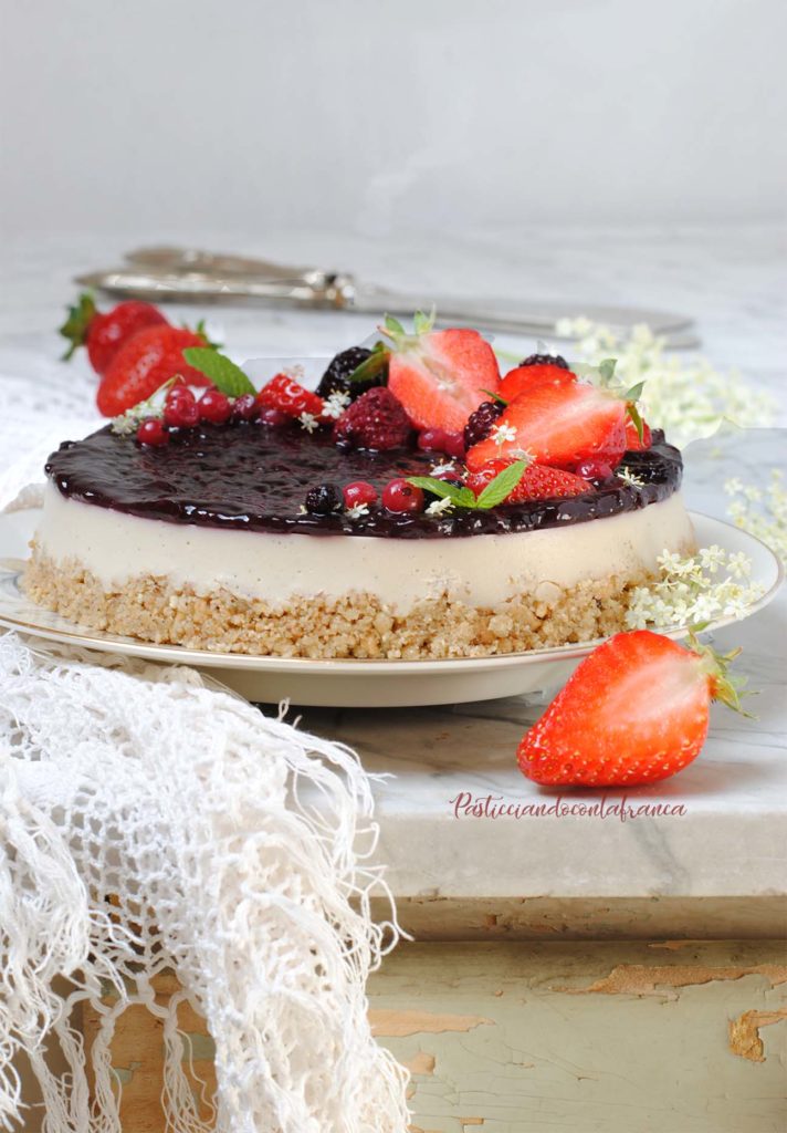 questa immagine rappresenta vegan cheese cake ai frutti di bosco ricetta di pasticciandoconlafranca