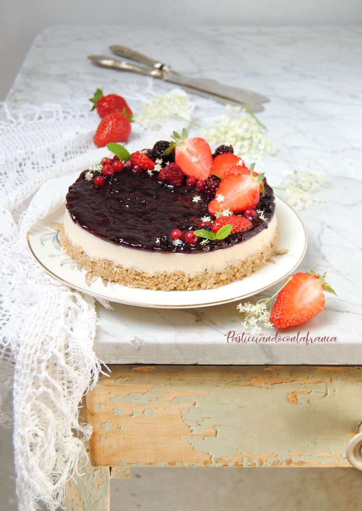 questa immagine rappresenta vegan cheese cake ai frutti di bosco ricetta di pasticciandoconlafranca