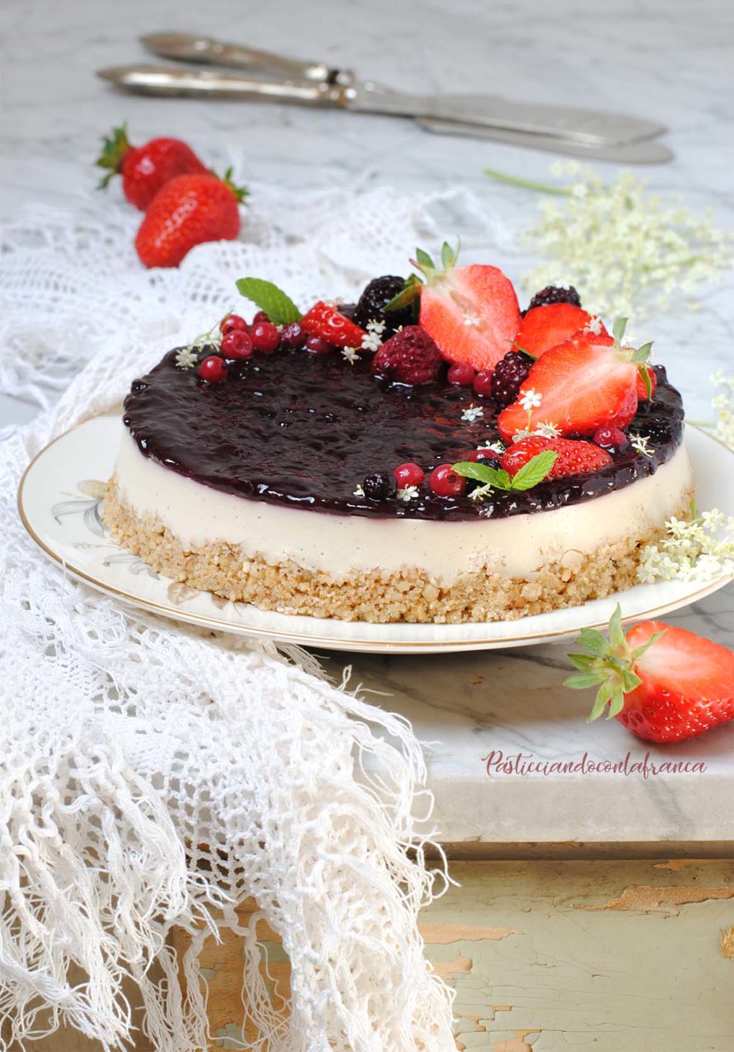 questa immagine rappresenta vegan cheese cake ai frutti di bosco ricetta di pasticciandoconlafranca