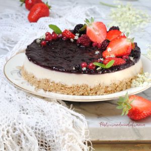 questa immagine rappresenta vegan cheese cake ai frutti di bosco ricetta di pasticciandoconlafranca