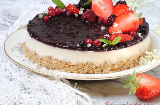 questa immagine rappresenta vegan cheese cake ai frutti di bosco ricetta di pasticciandoconlafranca