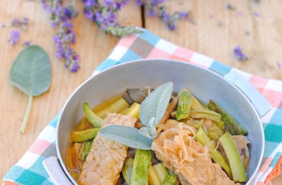 questa immagine rappresenta tempeh e zucchine in carpione ricetta di pasticciandoconlafranca