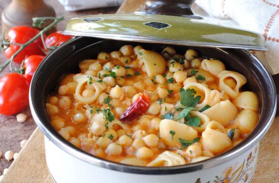 questa immagine rappresenta pasta e ceci alla napoletana ricetta di pasticciandoconlafranca