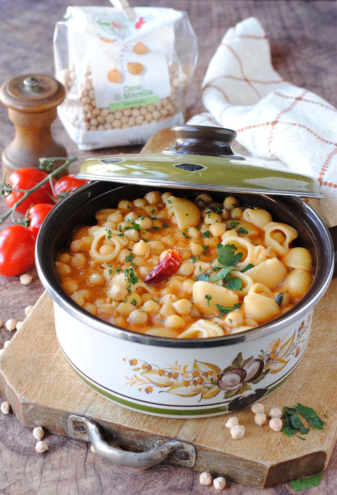 questa immagine rappresenta pasta e ceci alla napoletana ricetta di pasticciandoconlafranca