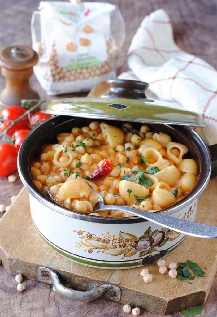 questa immagine rappresenta pasta e ceci alla napoletana ricetta di pasticciandoconlafranca