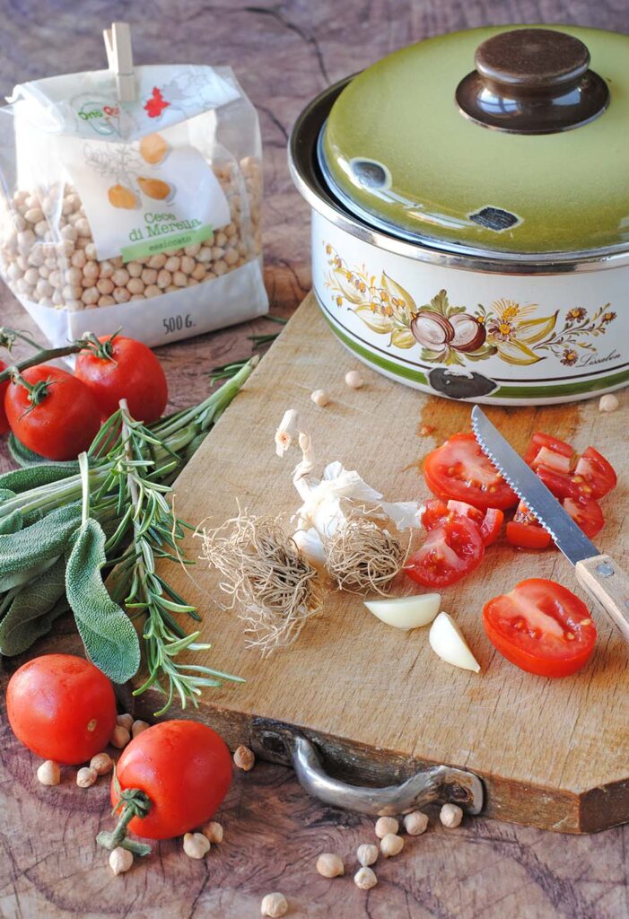 questa immagine rappresenta pasta e ceci alla napoletana ricetta di pasticciandoconlafranca