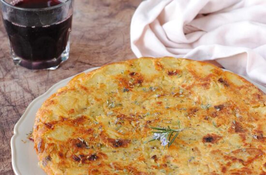 questa immagine rappresenta frittata di patate di nonna maria ricetta di pasticciandoocnlafranca