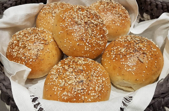 questa immagine rappresenta i burger buns ricetta di pasticciandoconlafranca