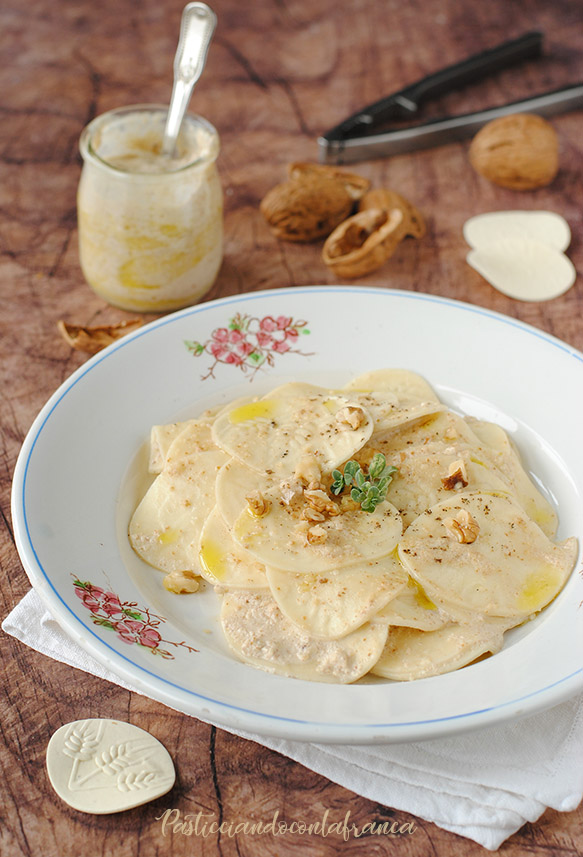 questa immagine rappresenta i corzetti con salsa di noci ricetta di pasticciandoconlafranca