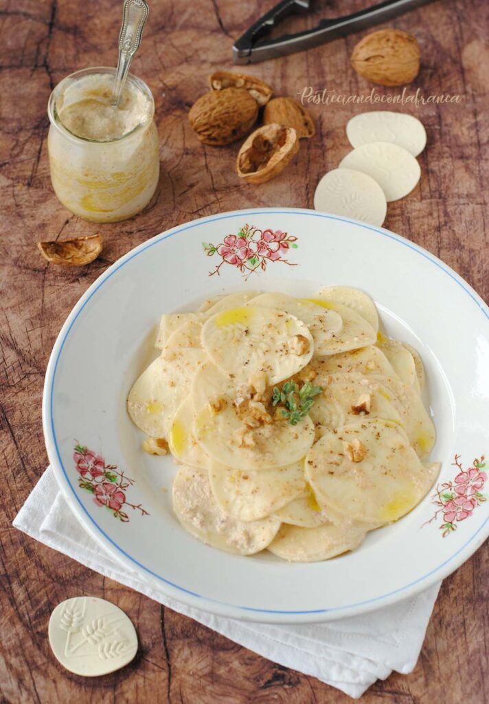 questa immagine rappresenta i corzetti con salsa di noci ricetta di pasticciandoconlafranca