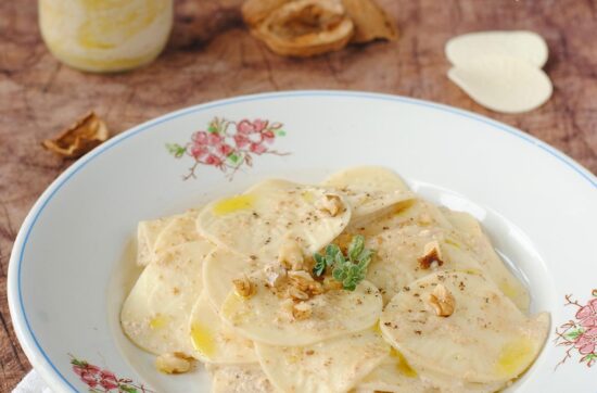 questa immagine rappresenta i corzetti con salsa di noci ricetta di pasticciandoconlafranca