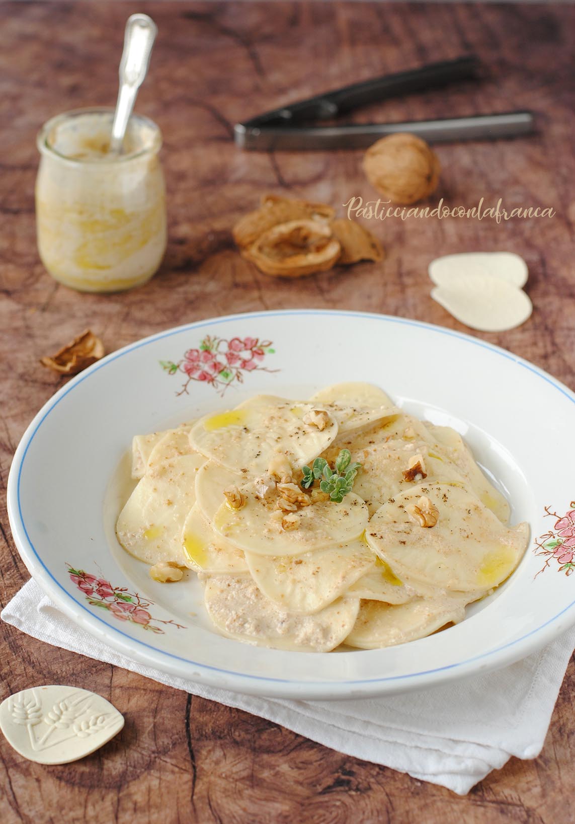 questa immagine rappresenta i corzetti con salsa di noci ricetta di pasticciandoconlafranca