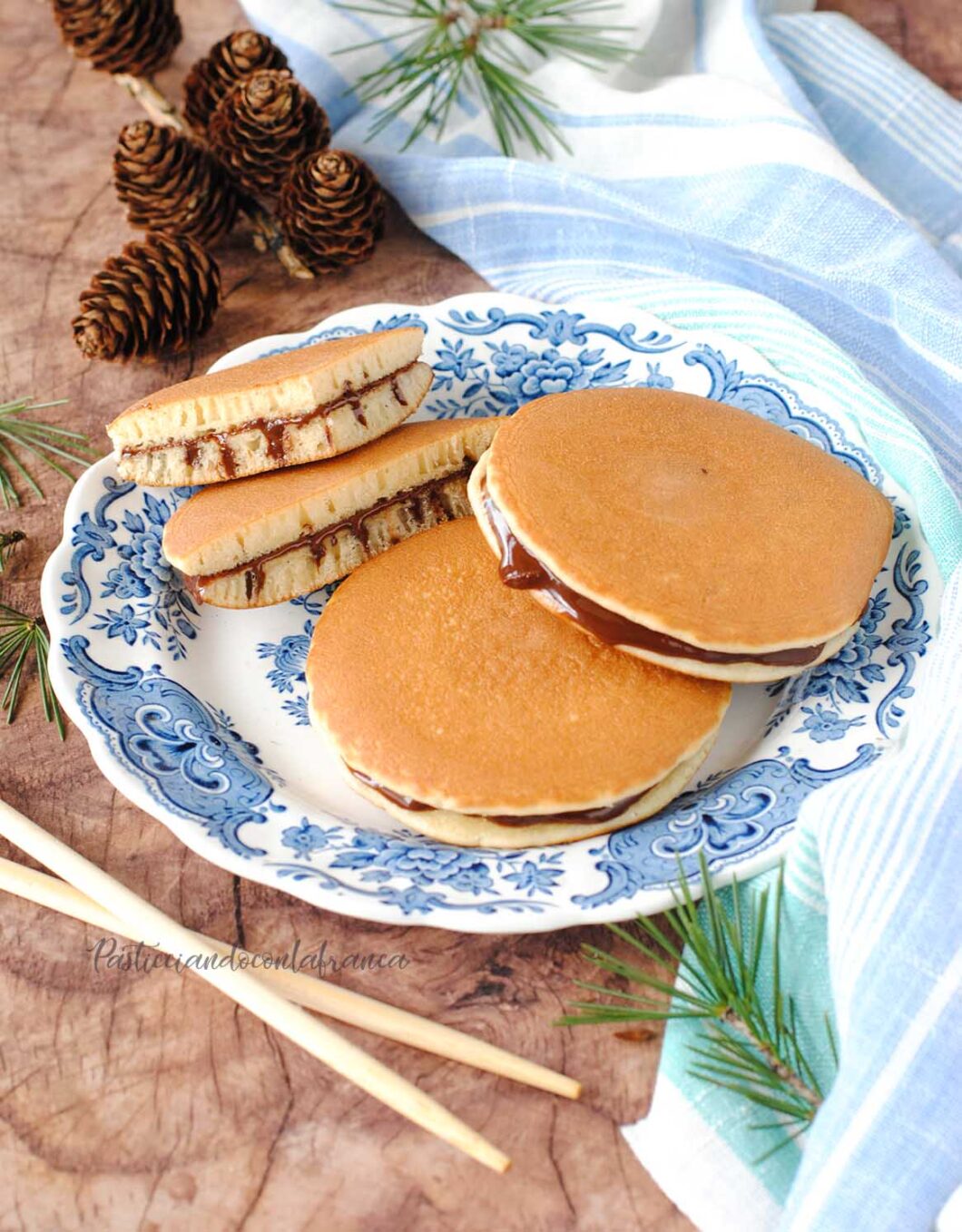 questa immagine rappresenta i dorayaki vegani al cioccolato ricetta di pasticciandoconlafranca