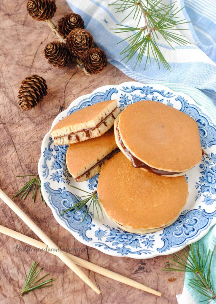 questa immagine rappresenta i dorayaki vegani al cioccolato ricetta di pasticciandoconlafranca