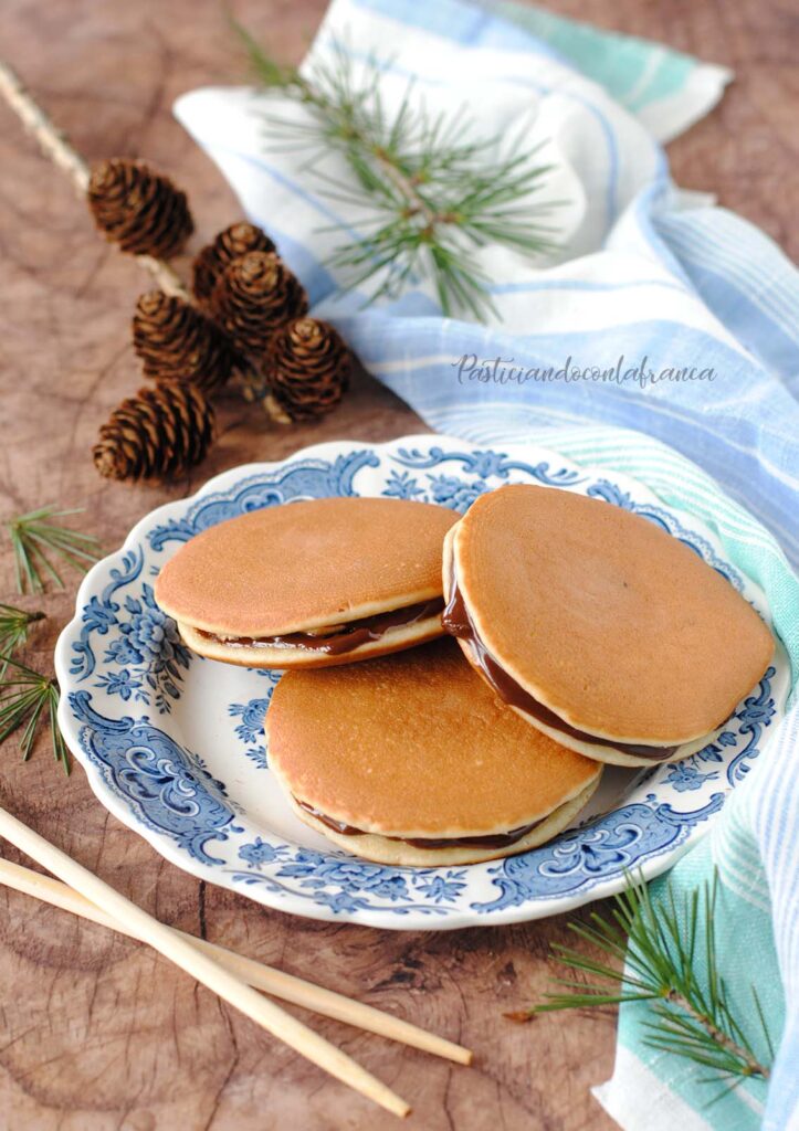 questa immagine rappresenta i dorayaki vegani al cioccolato ricetta di pasticciandoconlafranca