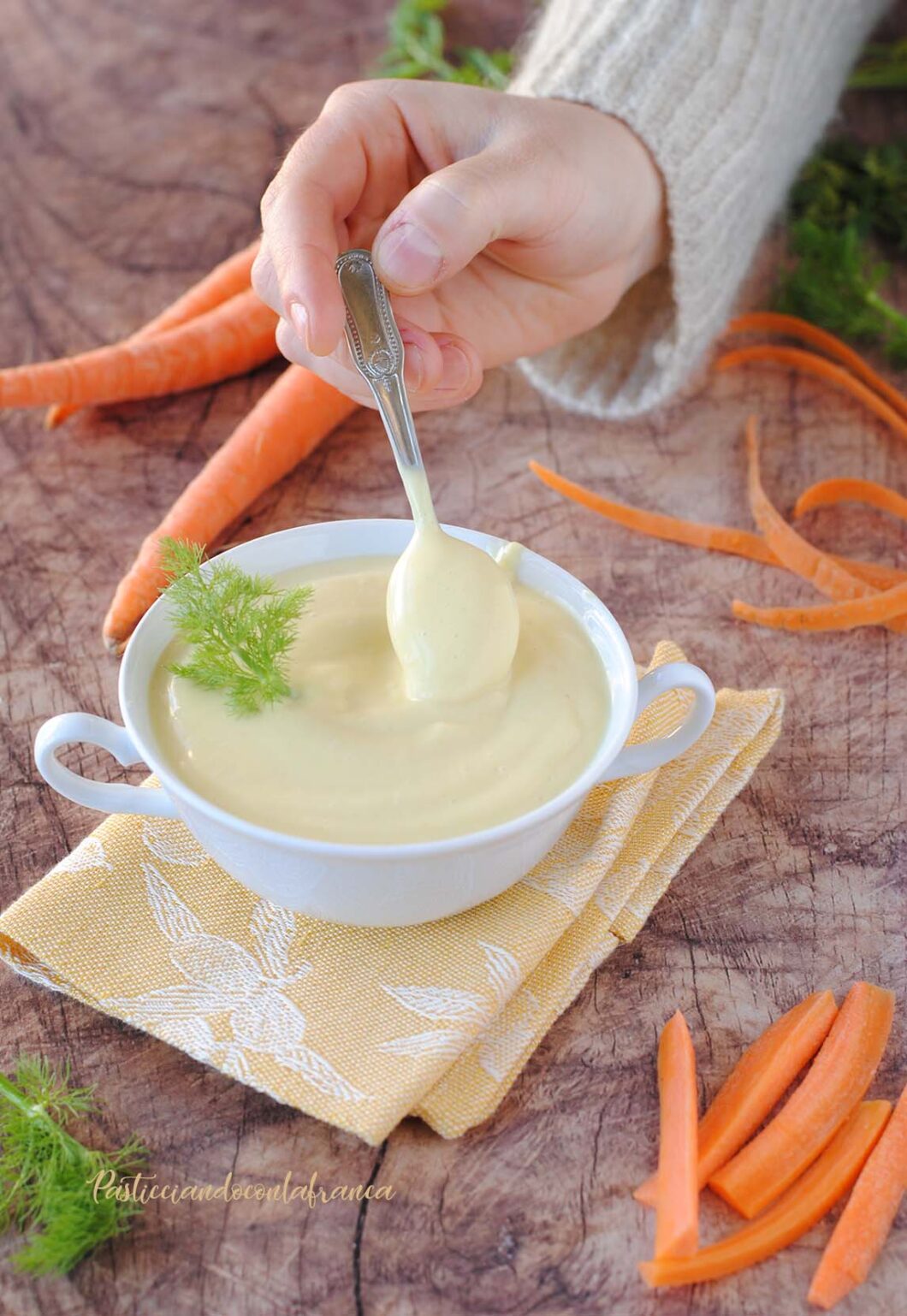 questa immagine rappresenta la maionese vegetale all'acquafaba ricetta di pasticciandoconlafranca