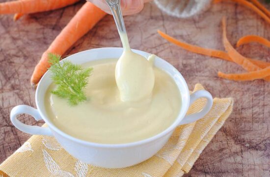 questa immagine rappresenta la maionese vegetale all'acquafaba ricetta di pasticciandoconlafranca