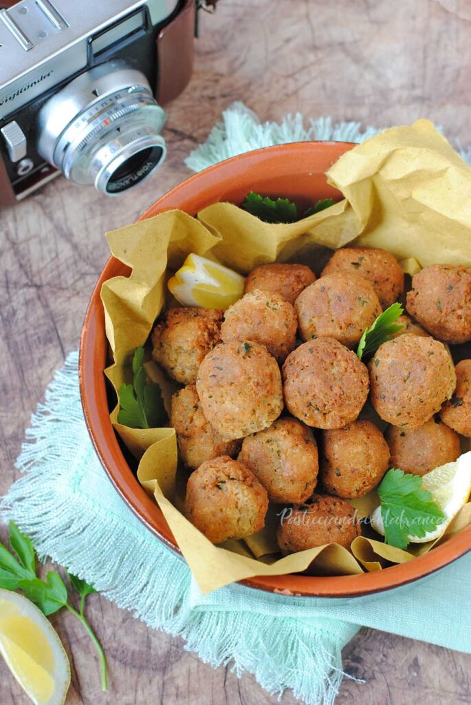 questa immagine rappresenta le polpette di pane vegane ricetta di pasticciandoconlafranca