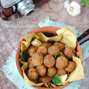 questa immagine rappresenta le polpette di pane vegane ricetta di pasticciandoconlafranca