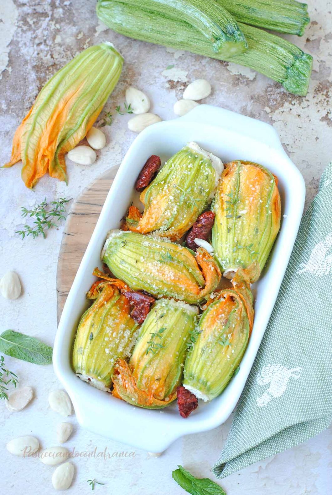 questa immagine rappresenta i fiori di zucchina ripieni ricetta di pasticciandoconlafranca