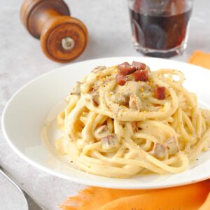 questa immagine rappresenta spaghettoni alla carbonara vegana ricetta di pasticciandoconlafranca