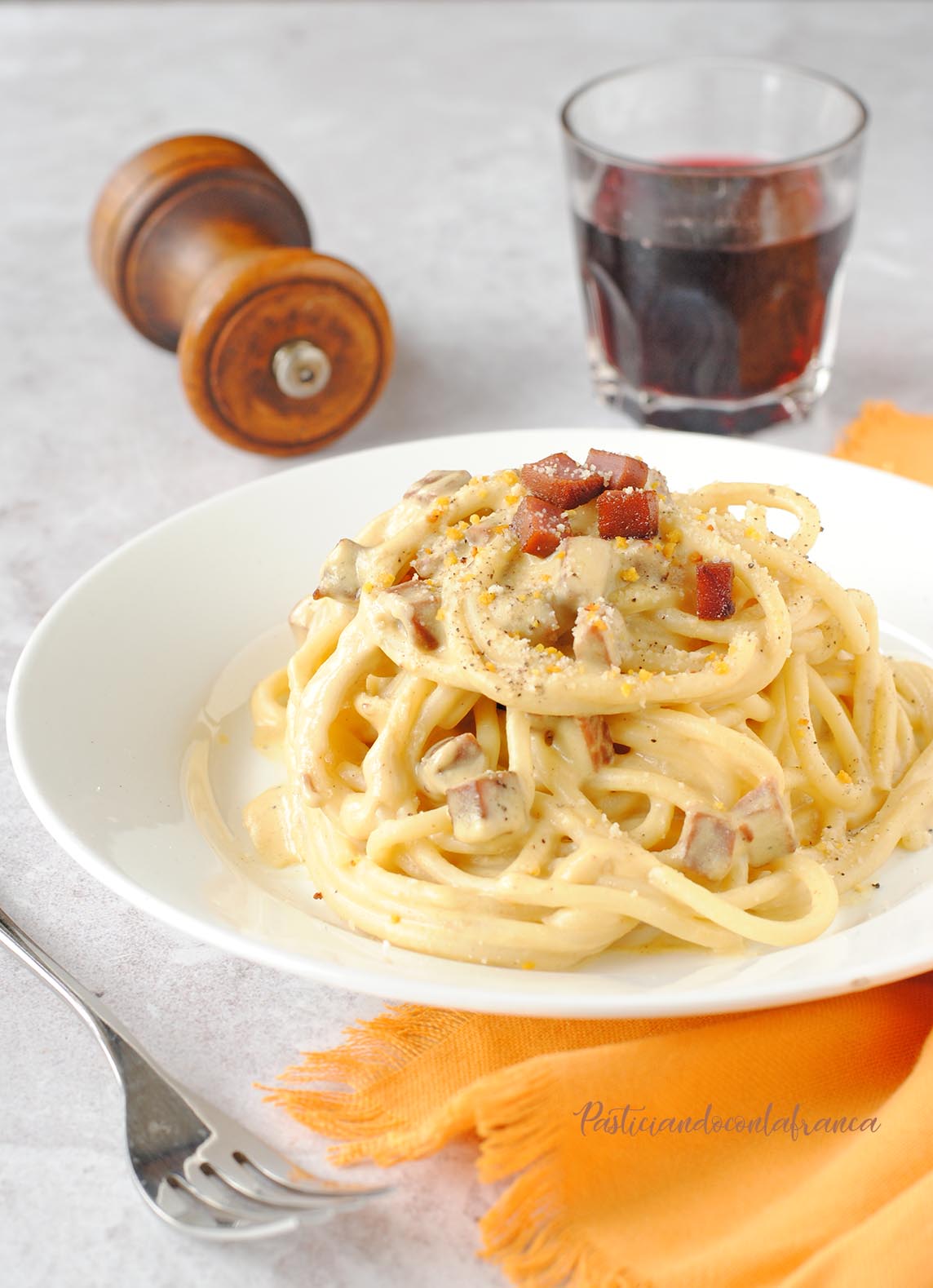 questa immagine rappresenta spaghettoni alla carbonara vegana ricetta di pasticciandoconlafranca