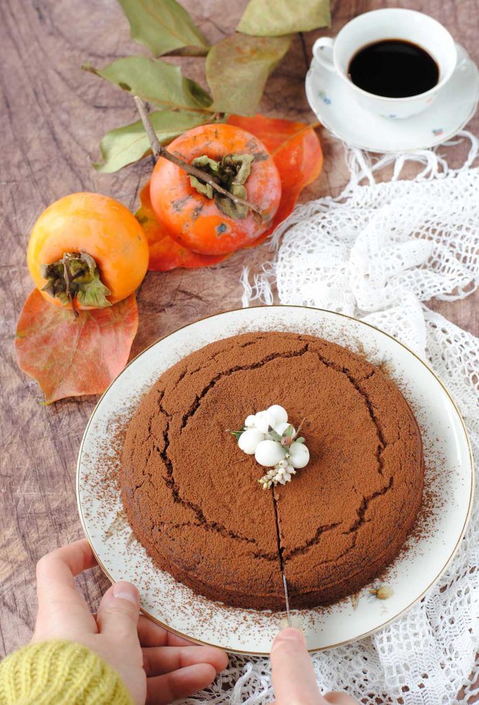 questa immagine rappresenta la torta cachi e cioccolato senza glutine ricetta di pasticciandooconlafranca